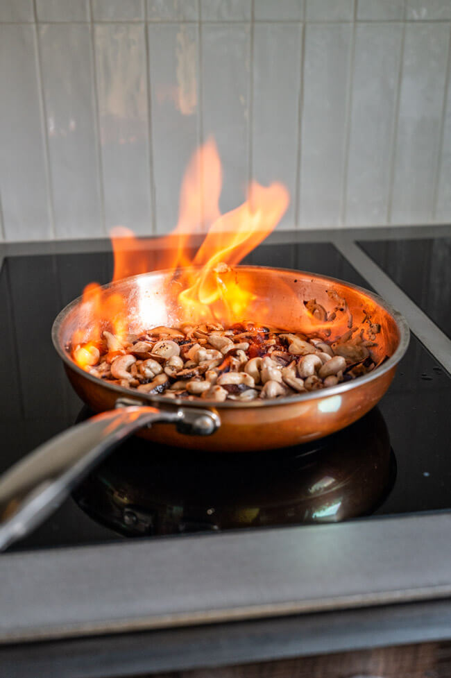 Zutaten für Faux Gras werden in der Pfanne flambiert