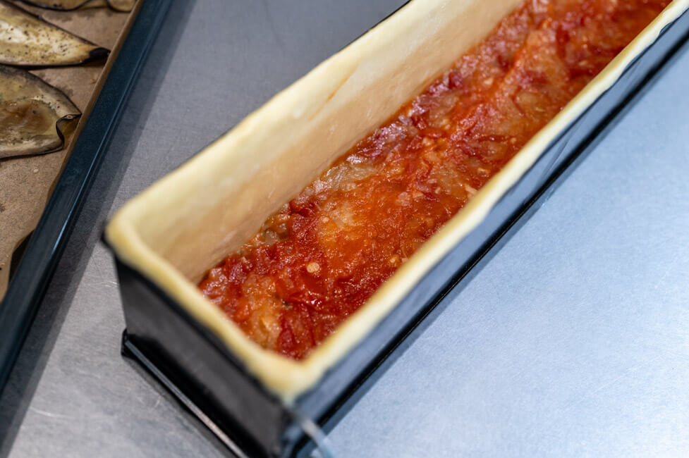 Gemüse in Pastetenform schichten