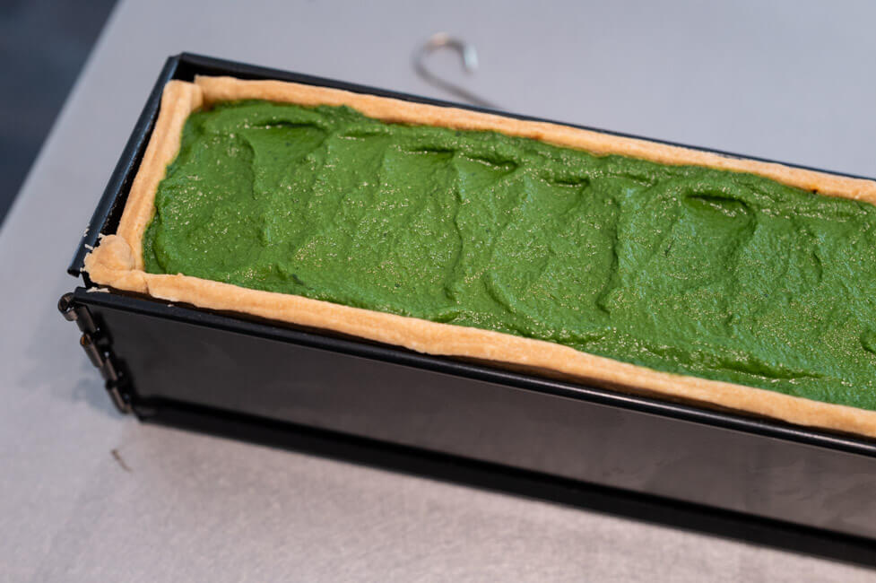 Vegetarische Pâté en croûte mit Basilikum Coulis bestrichen