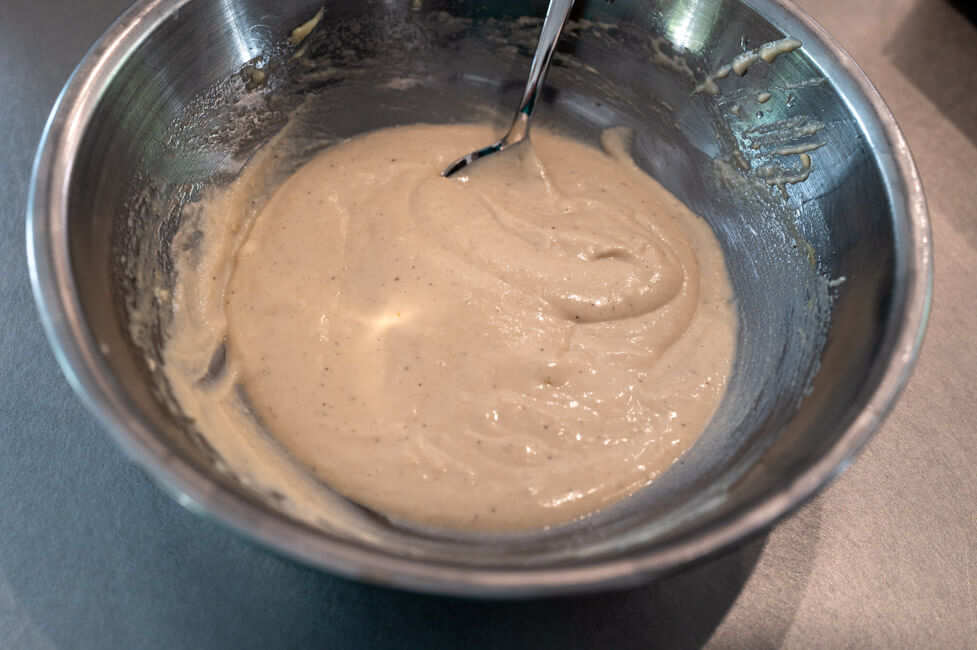 Fertige Anchovis-Soße in Edelstahlschüssel