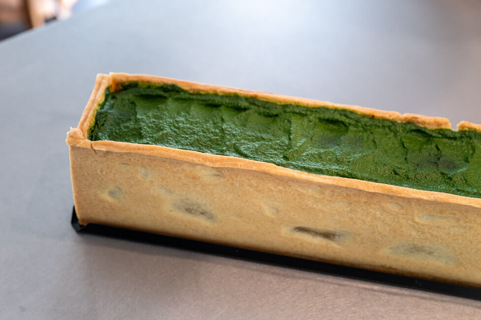 FErtig ausgekühlte Pâté en croûte mit Basilikum Coulis