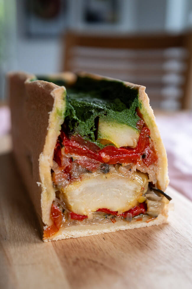 Aufgeschnittene Pâté en croûte auf Holzbrett