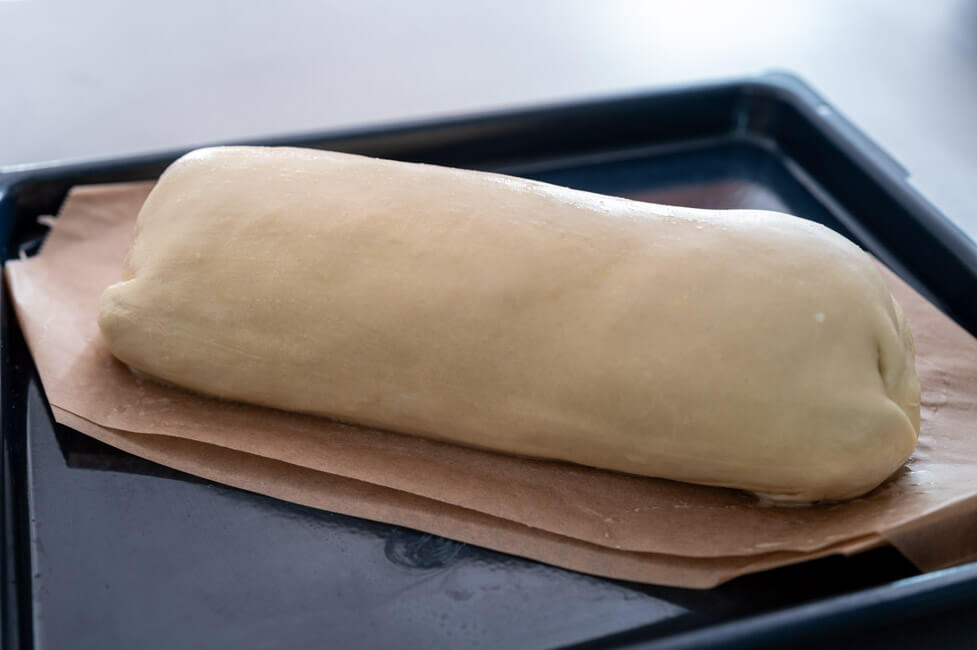 Beef Wellington in eine Schicht Blätterteig eingeschlagen.