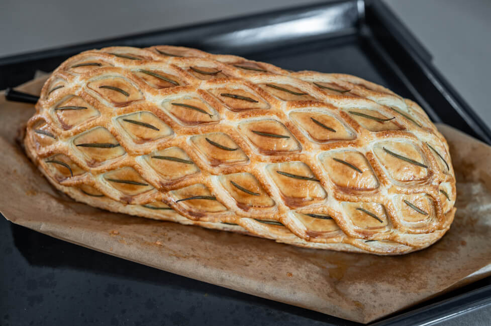 Beef Wellington im Ganzen frisch aus dem Ofen