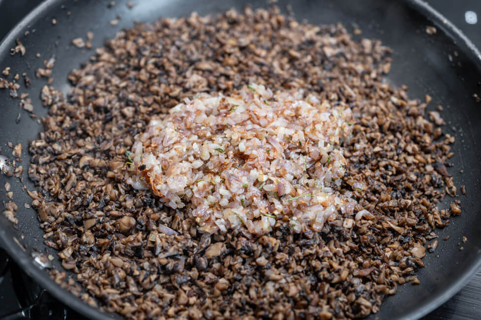 Duxelles mit Schalotten in einer Pfanne