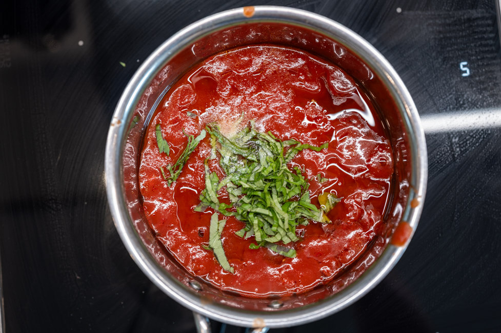 Tomatensauce für die sardische Pasta kochen