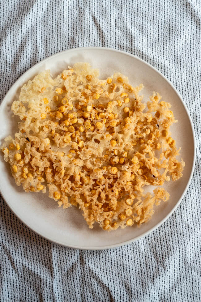 Chana Dal Cracker aus gespaltenen Kichererbsen auf hellem Teller