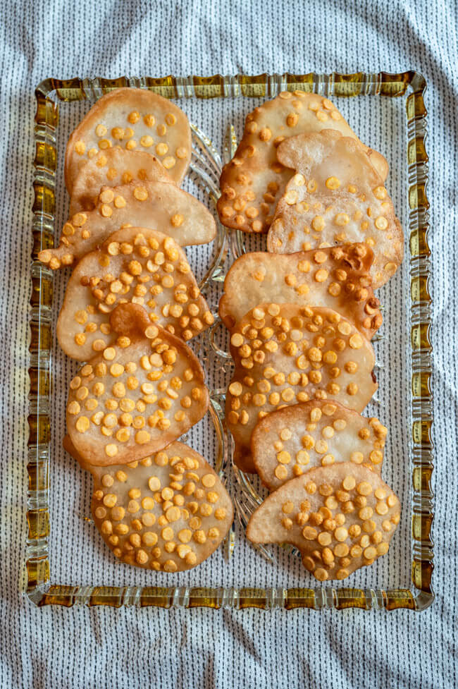 Chana Dal Cracker aus gespaltenen Kichererbsen auf Glastablett