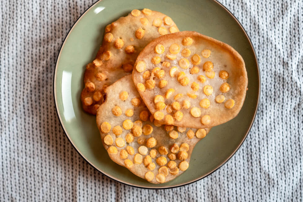 Chana Dal Cracker aus gespaltenen Kichererbsen auf grünem Teller