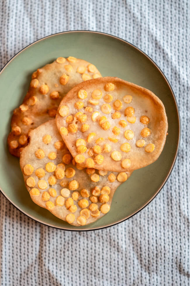 Chana Dal Cracker aus gespaltenen Kichererbsen auf grünem Teller