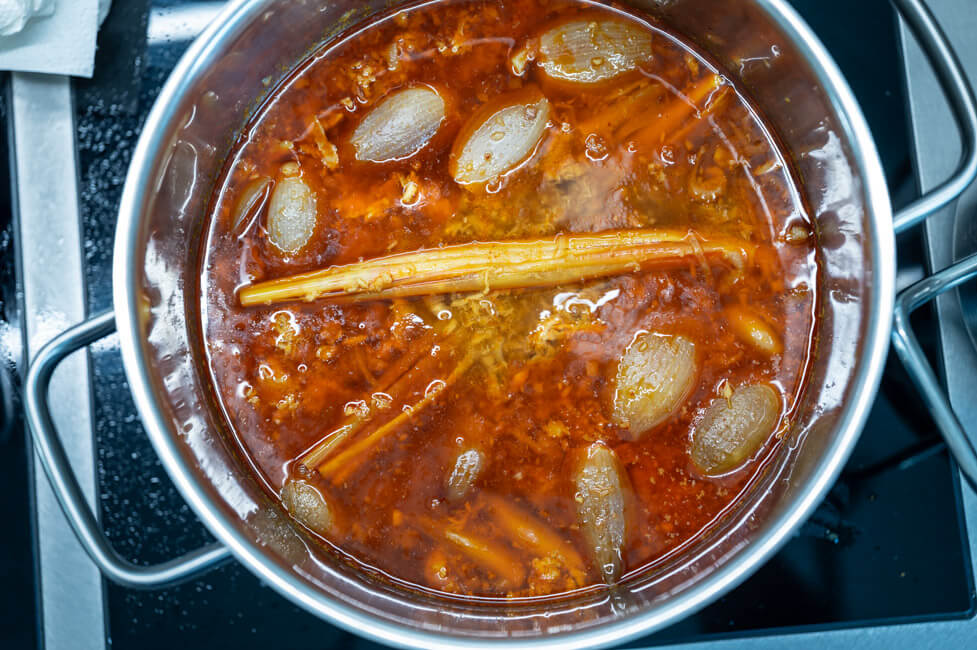 Burmesische Fischsuppe im Topf kochen.