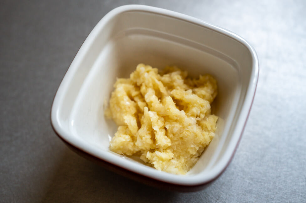 Knoblauch-Ingwer-Paste in Porzellanschale