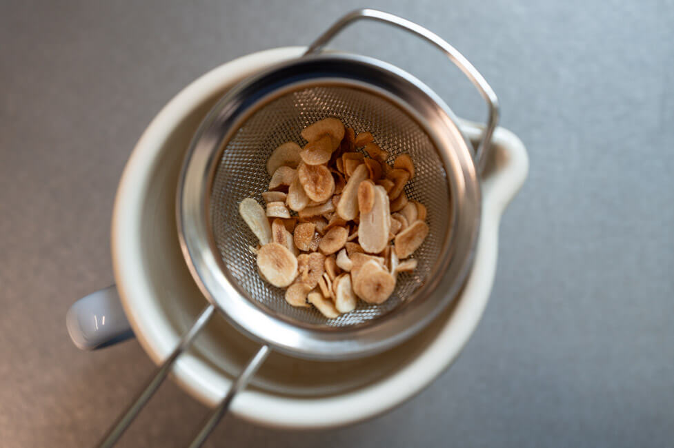 Gerösteter Knoblauch in Sieb