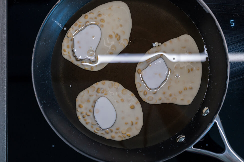 Teig für Chana Dal Cracker in kaltes Öl geben