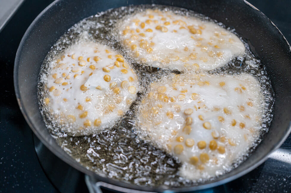 Chana Dal Cracker in heißem Fett ausbacken