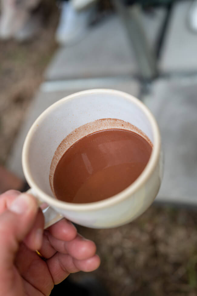 Eine Tasse ritueller Kakao