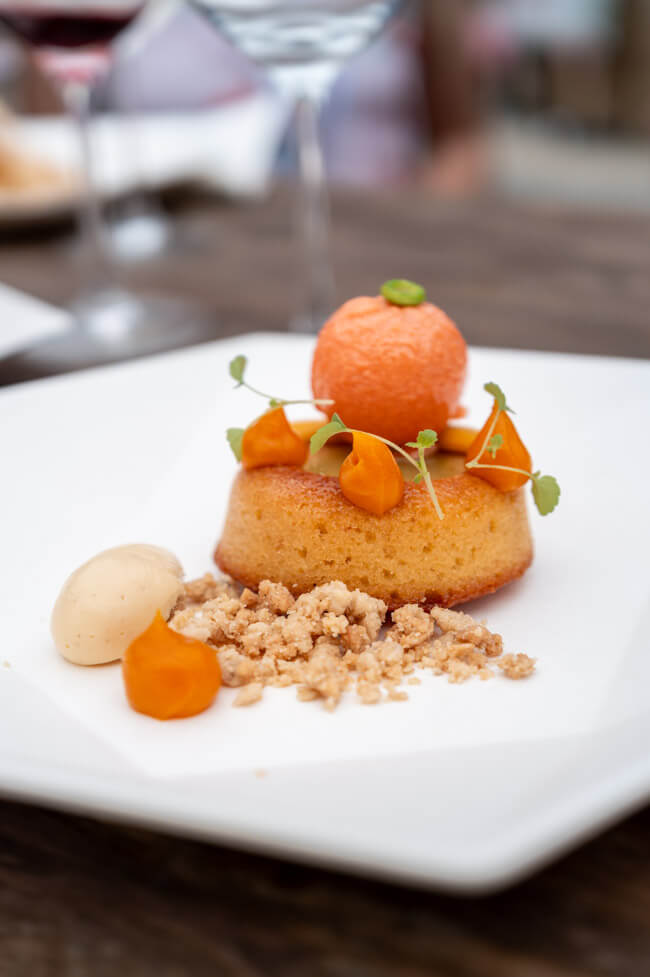 Mandelsavarin in der Orangerie | falsche Orange | Kalamansi-Pie | Sanddorn-Gel | Passionsfrucht-Hippe | Thymian-Süppchen