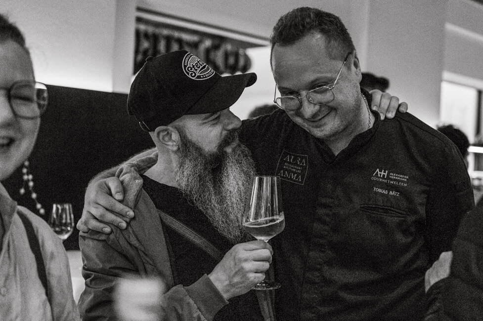 Thomas Dornauer und Tobias Bätz im Gespräch bei der After Show Party im Posthotel