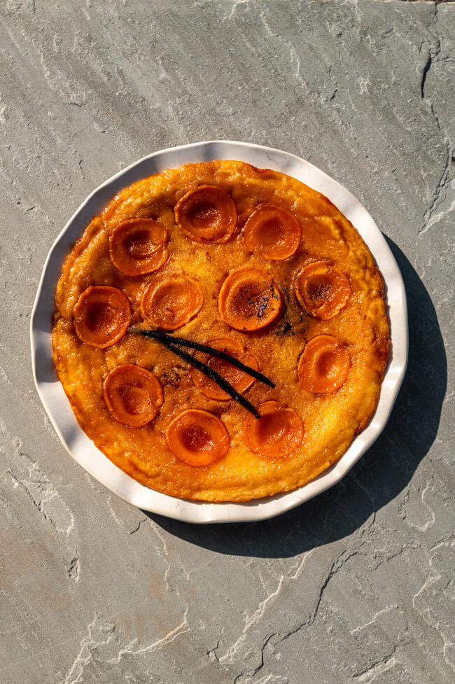 Tarte Tatin Pfannkuchen auf weißem Teller und Stein Untergund.