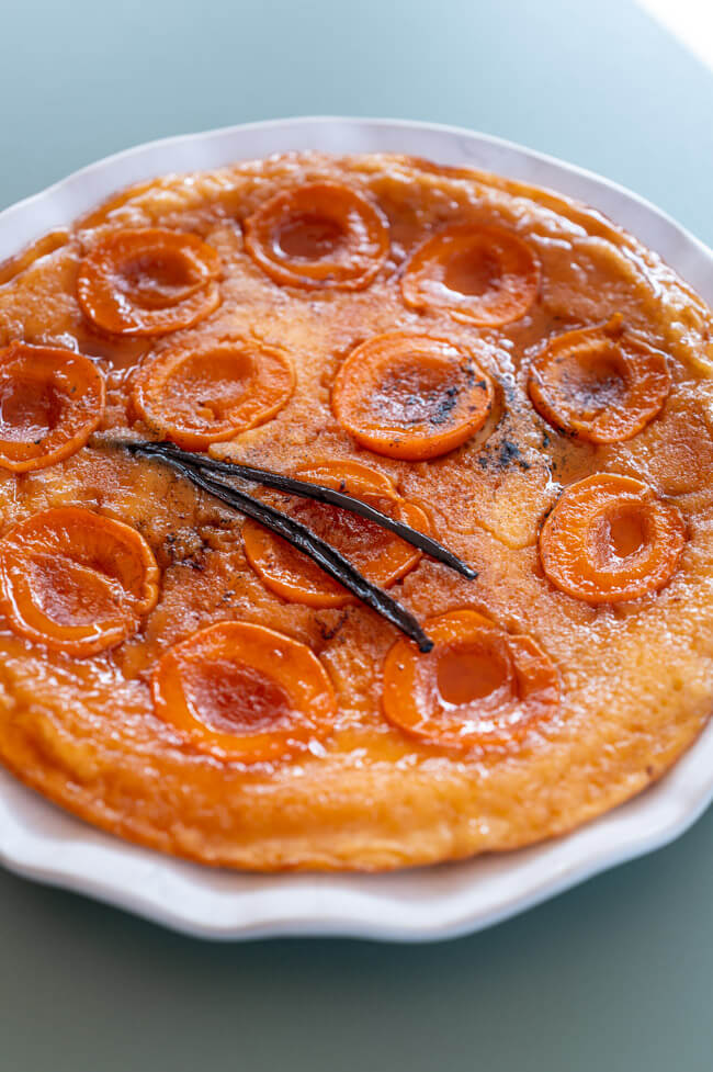 Tarte Tatin Pfannkuchen auf weißem Teller und grünem Tisch