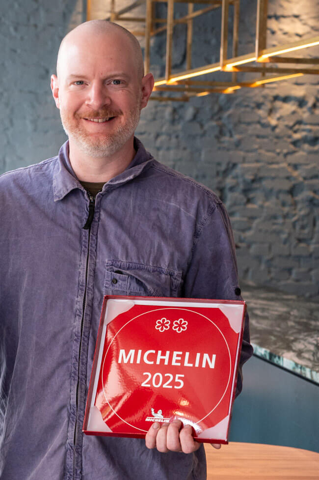 Felix Schneider mit Guide Michelin 2025 Plakette