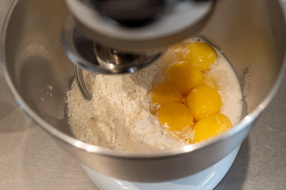 Teig für die Brioche wird zubereitet in der Küchenmaschine