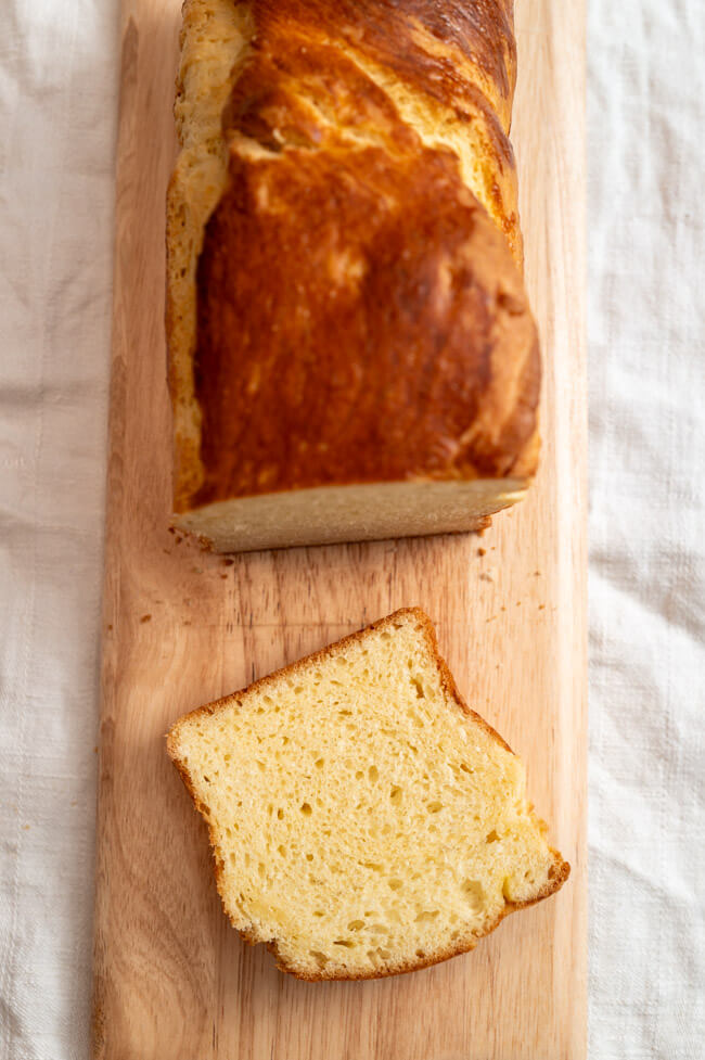 Brioche auf Holzbrett und weißem Untergrund