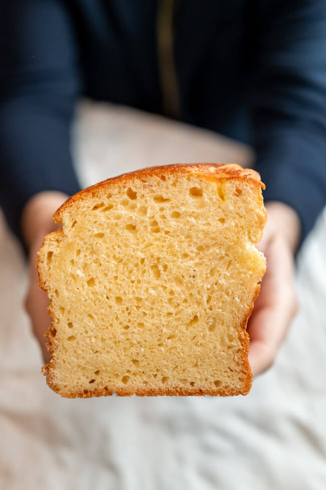Butterbrioche wird von Händen gehalten