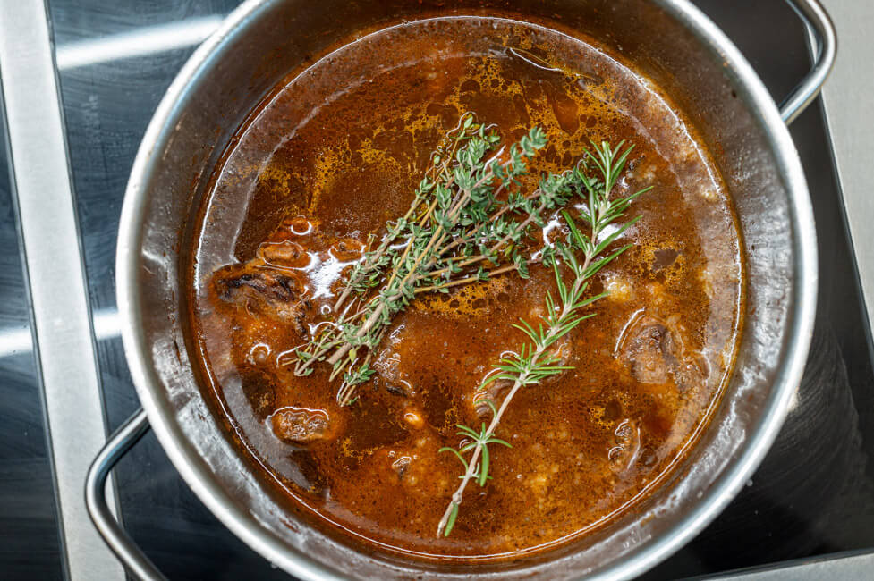 Hirschbacken werden im Topf mit Kräutern gekocht