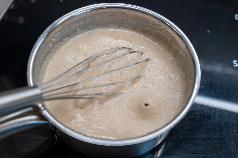 Hartweizengrieß wird im Topf mit Milch gekocht