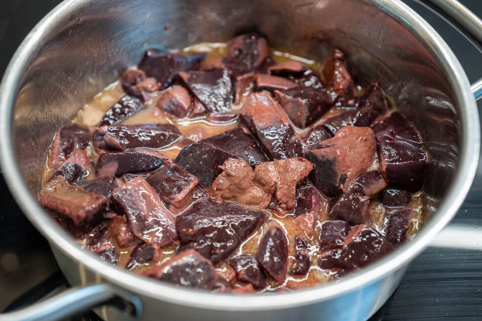 Hirschleberstücke werden in Butter im Topf gebraten