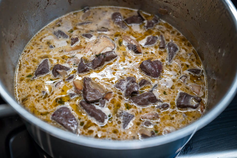 Gekochte Masse für die Hirschleberterrine