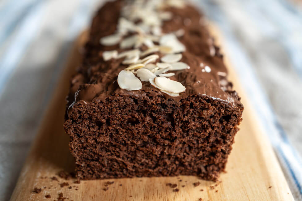 Isländischer Zimtkuchen auf hellem Holzbrett.