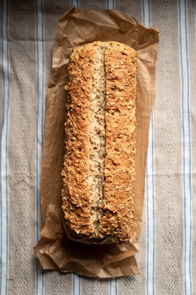 Isländisches Kümmelbrot auf Backpapier und gemustertem Tuch