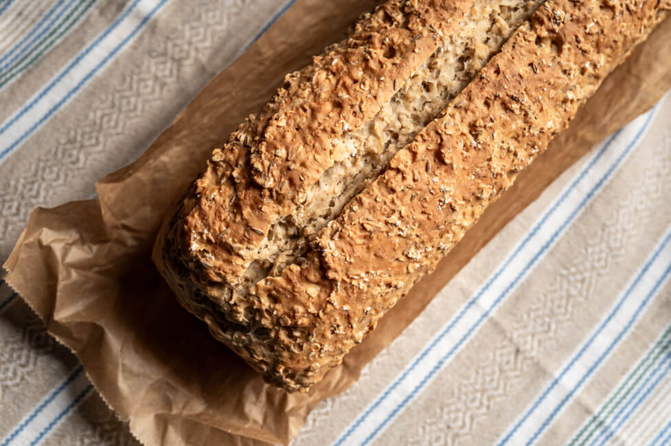 Isländisches Kümmelbrot auf Backpapier und gemustertem Tuch