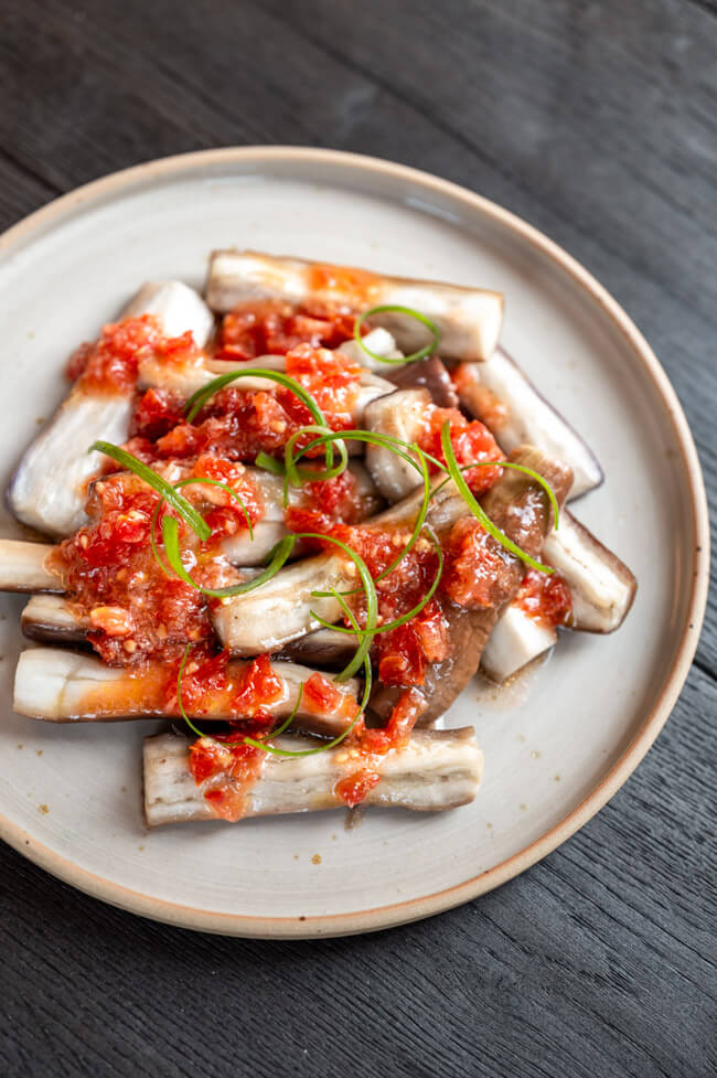 Gedämpfte Auberginen mit Tomaten-Ingwer-Salsa