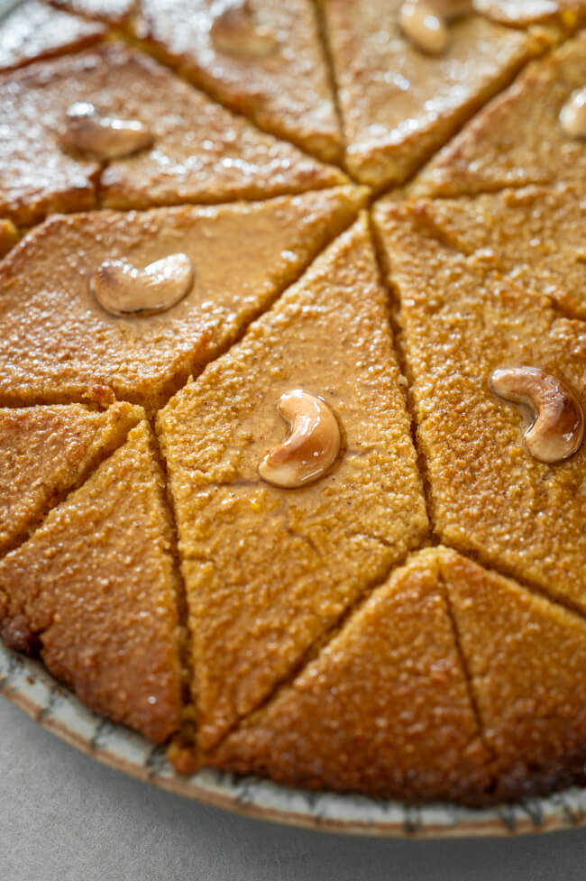 Detailaufnahme von Orangen-Grießkuchen