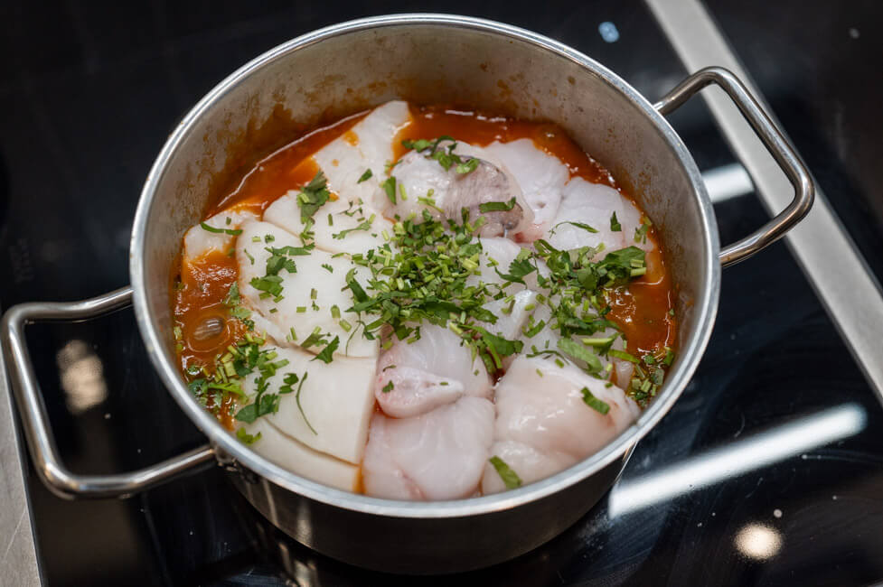Fisch im Topf geschichtet