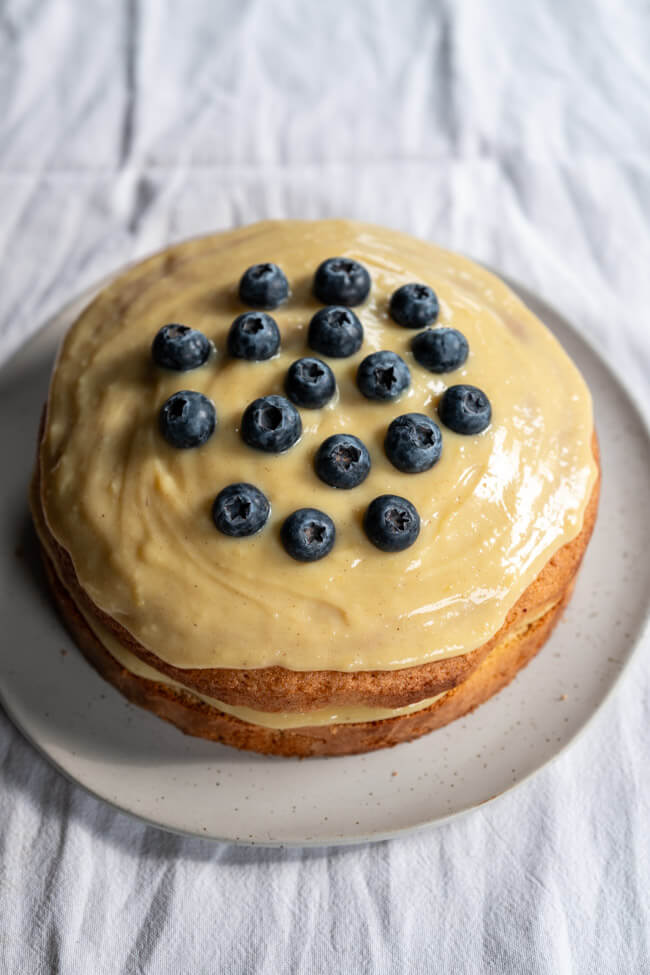 Frankensteinkuchen auf hellem Keramikteller und weißem Untergrund