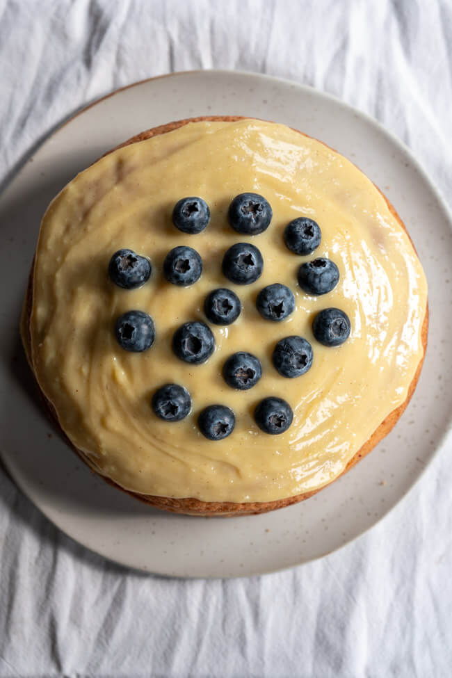 Frankensteinkuchen auf hellem Keramikteller und weißem Untergrund