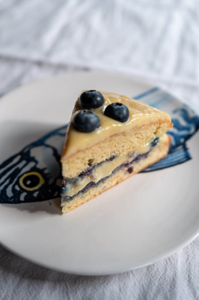Ein Stück Frankensteinkuchen auf weißem Porzellanteller mit blauem Fischmuster und weißem Untergrund