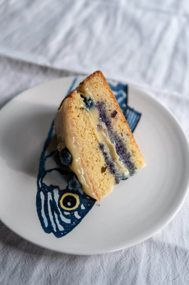 Ein Stück Frankensteinkuchen auf weißem Porzellanteller mit blauem Fischmuster und weißem Untergrund
