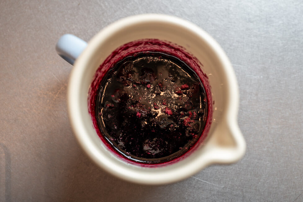 Heidelbeersirup in Emaille Kännchen