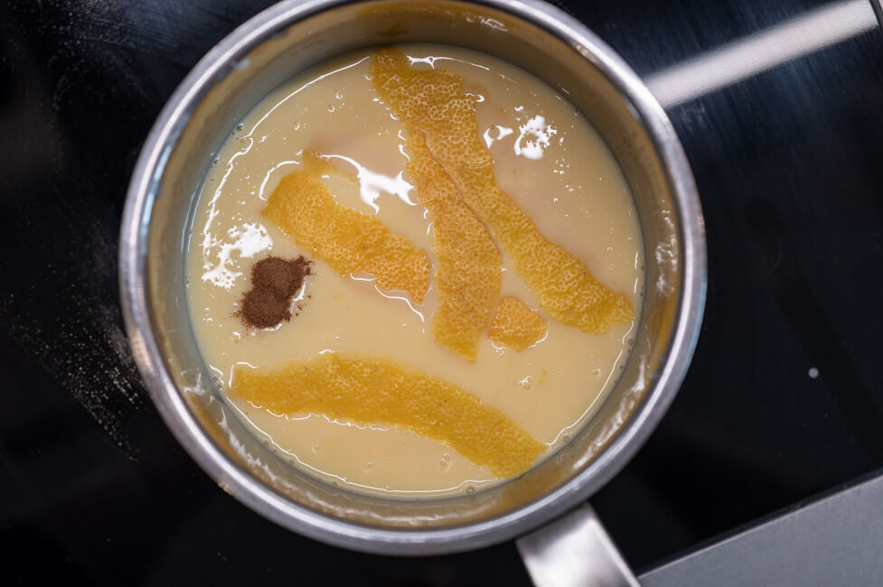 Zitronenschale und Zimt in Puddingcreme
