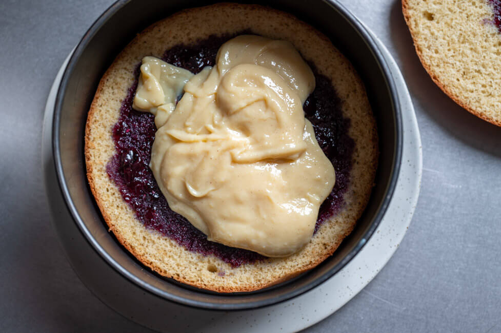 Puddingcreme auf getränktem Bisquit