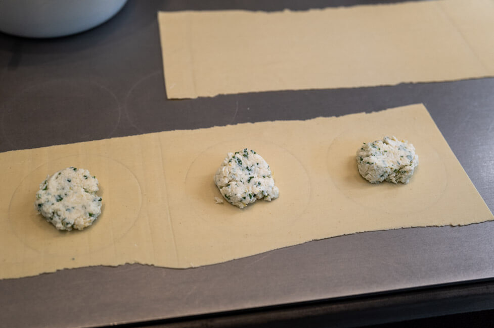 Ravioli Füllung auf Nudelteig portionieren