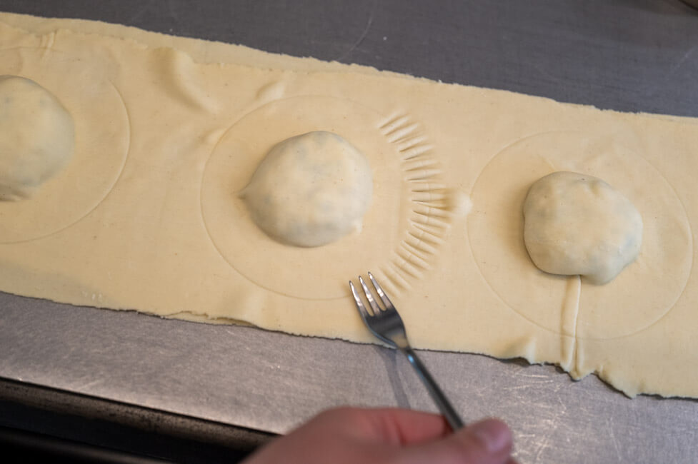 Ravioli Rand mit Gabel verzieren