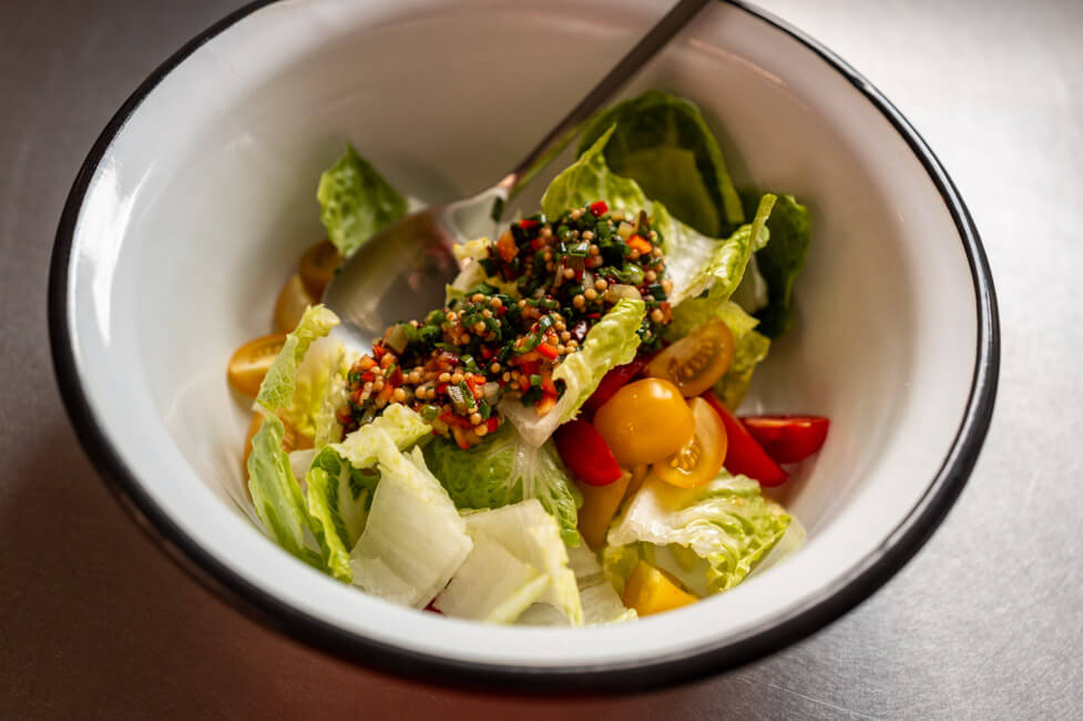 Salat mit Vinaigrette in Emaillschüssel