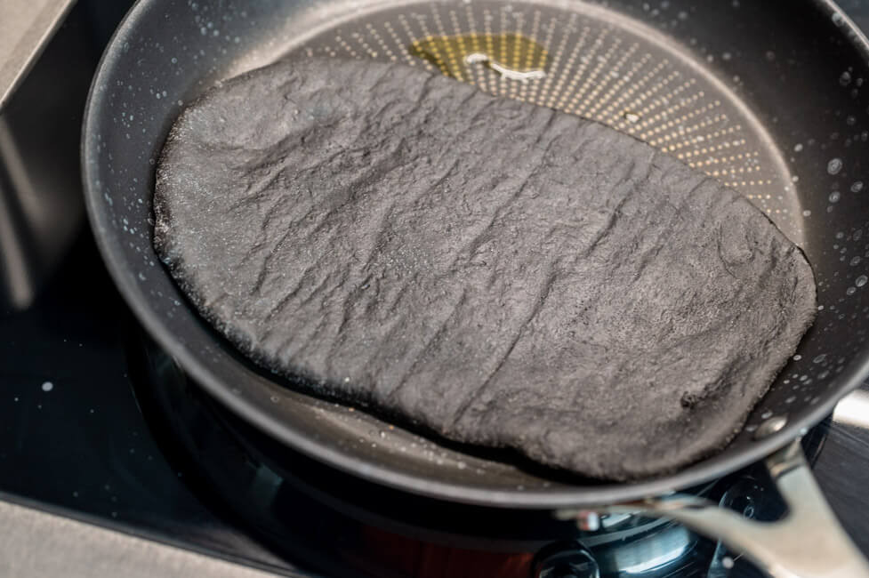 Sepia-Pita in der Pfanne mit Olivenöl anbraten