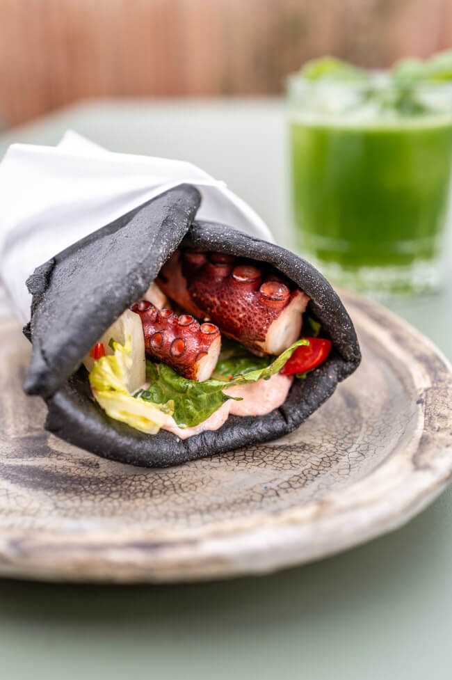 Sepia-Pita mit Creme Tarama und gegrilltem Oktopus und einem Glas Gin Basil Smash